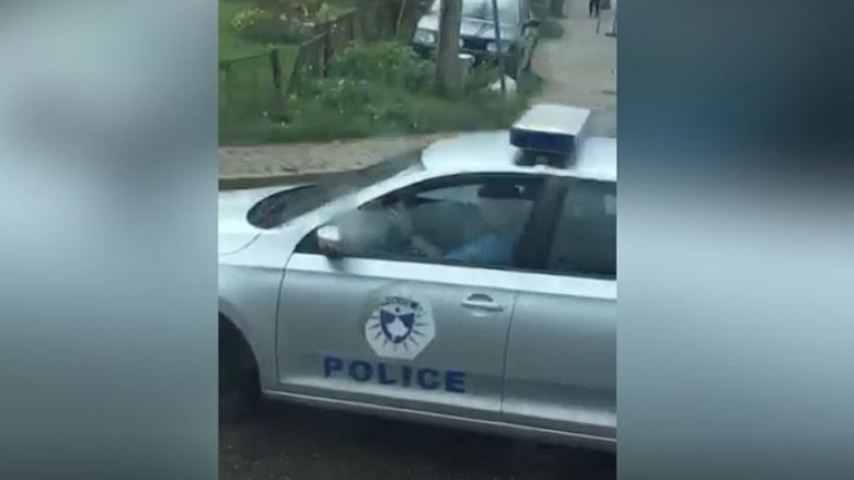 Polici në Suharekë, përdor telefonin derisa drejton veturën (Video)