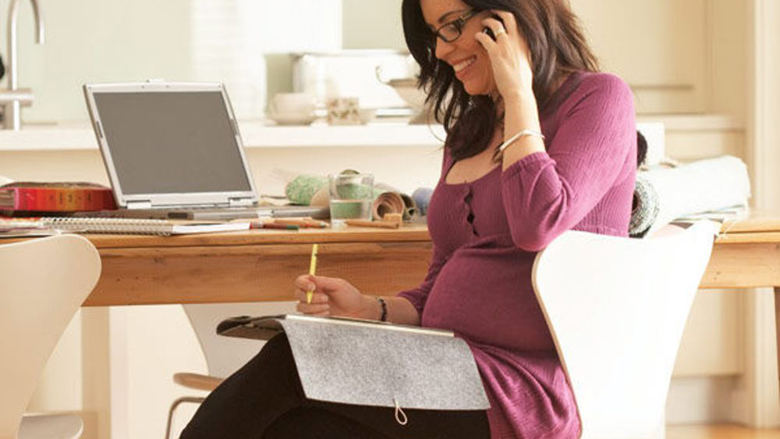 A është rrezik nëse shtatzëna rri ulur me njërën këmbë mbi tjetrën?