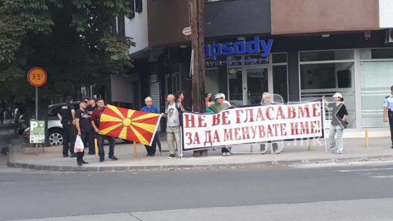 Qytetarët protestojnë para Klubit të Deputetëve në Shkup
