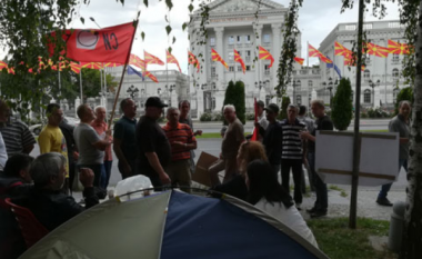 Protestë e punëtorëve të “11 Oktomvri” para Qeverisë së Maqedonisë