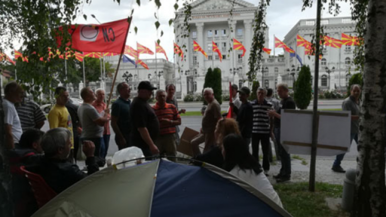 Protestë e punëtorëve të “11 Oktomvri” para Qeverisë së Maqedonisë