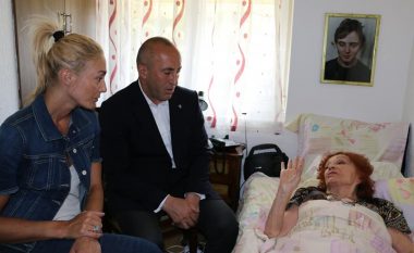 Haradinaj e viziton Nexhmije Pagarushën