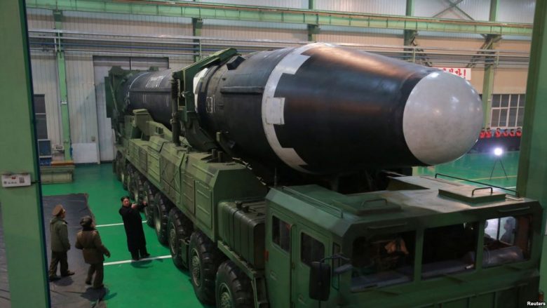 Koreja Veriore “po punon në ndërtimin e raketave të reja balistike”
