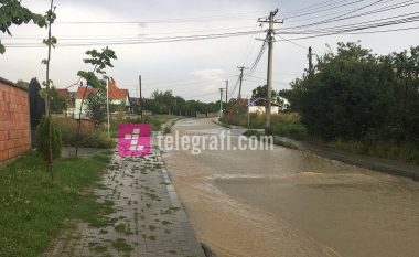 Për shkak të reshjeve shpërthejnë ujërat e zeza në fshatin Bardhosh, banorët thonë se Komuna nuk po reagon (Video)