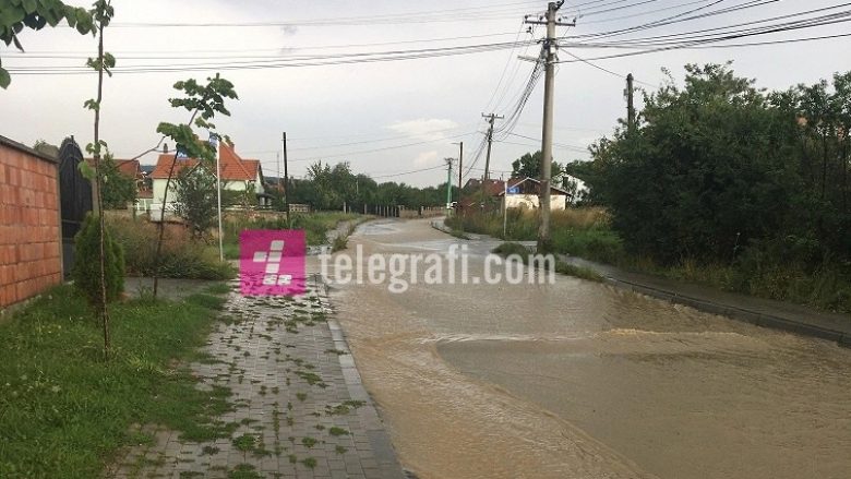 Për shkak të reshjeve shpërthejnë ujërat e zeza në fshatin Bardhosh, banorët thonë se Komuna nuk po reagon (Video)