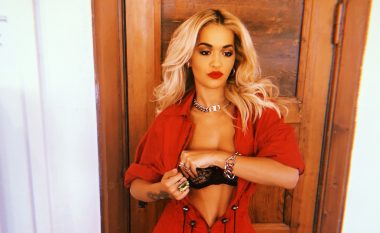 Rita Ora vë në pah gjoksin në imazhet e fundit, duket mjaft atraktive në ngjyrat kuq e zi