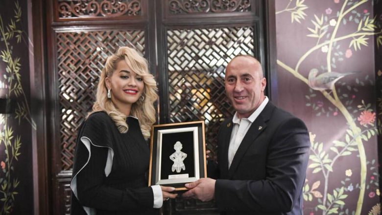 Ramush Haradinaj e dekoron Rita Orën në Londër: Përmes muzikës, ajo ka bërë më shumë se të gjithë ne