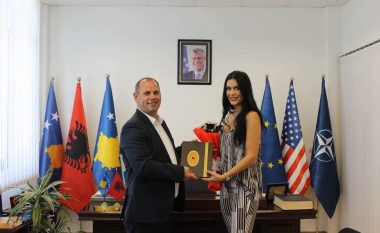 Ramiz Lladrovci pret në takim modelen Rreze Dautaj, vajzën që do të përfaqësojë Kosovën në “Miss World”