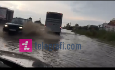 Reshjet e shiut krijuan moçal në rrugën Prishtinë-Ferizaj (Foto/Video)