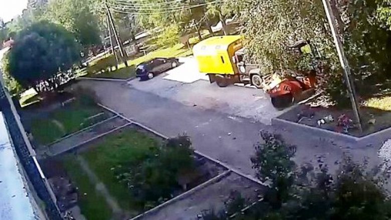 Trevjeçari nga Rusia bie nga dritarja e katit të katërt, kalimtarët e rastit e shpëtojnë pak centimetra pa u përplasur në tokë (Video, +16)