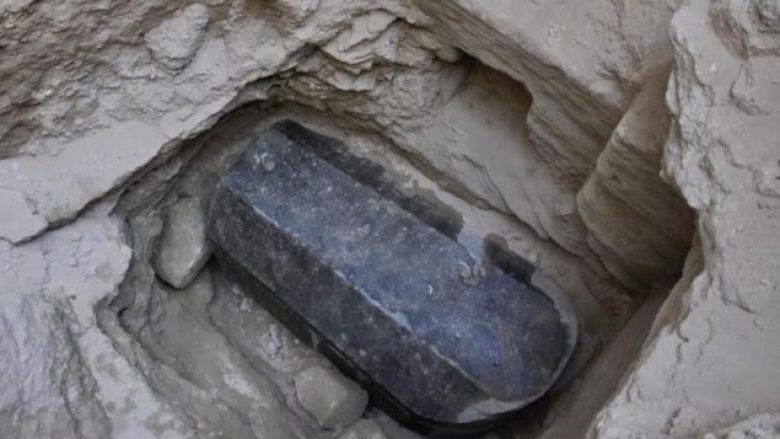 Arkeologët zbulojnë një sarkofag misterioz në Egjipt