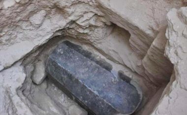 Në Aleksandri zbulohet një sarkofag gjigant