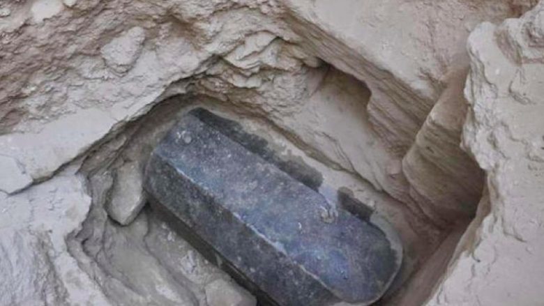 Në Aleksandri zbulohet një sarkofag gjigant