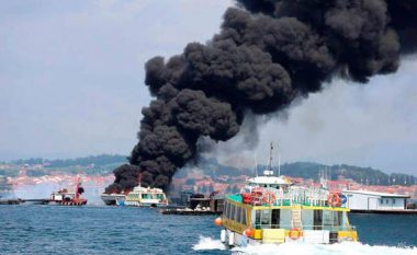 Anija turistike shpërthen në flakë, brenda saj kishte 52 persona – autoritetet spanjolle japin detajet (Video)