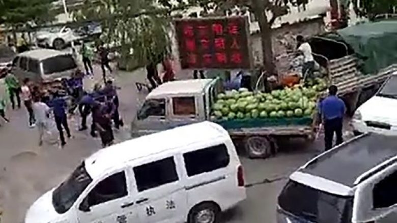 Nuk e lejuan të shes shalqinj në rrugë, fermeri kinez ther për vdekje një polic (Foto/Video, +18)