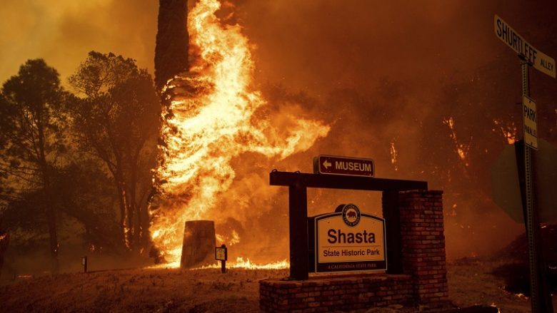 Zjarri në Kaliforni shkatërron 500 objekte