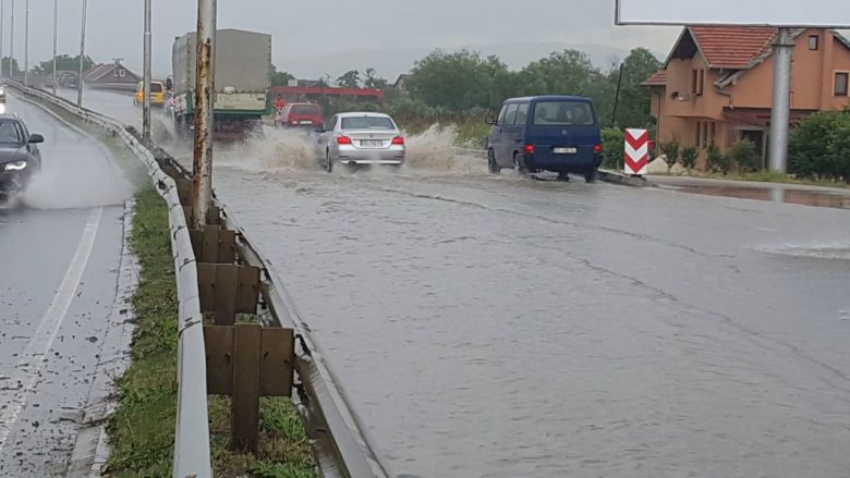 Lekaj nxjerr në teren kompanitë për mirëmbajtjen e rrugëve, pas reshjeve të shiut