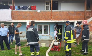 Shi i rrëmbyeshëm në Malishevë, zjarrfikësit ndërhyjnë për largimin e ujit në një shtëpi (Foto)