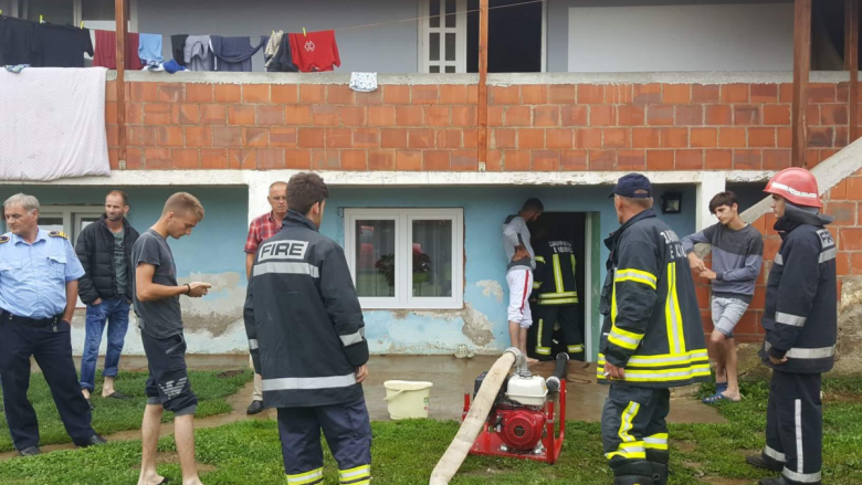 Shi i rrëmbyeshëm në Malishevë, zjarrfikësit ndërhyjnë për largimin e ujit në një shtëpi (Foto)
