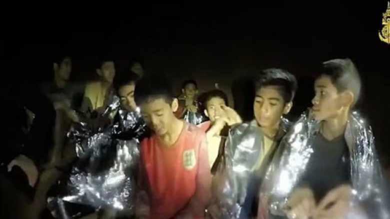 Tajlandë, nis misioni i shpëtimit të 12 futbollistëve në shpellë