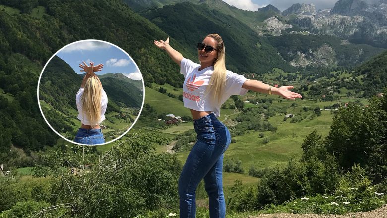 Adelina Berisha bën shqiponjën me duar, ndërsa tregon të pasmet në fotografi