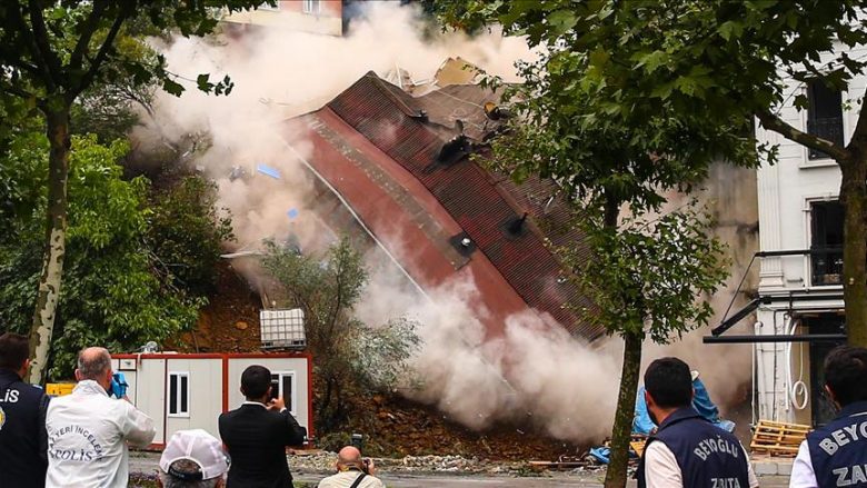 Stamboll, shembet ndërtesa si pasojë e rrëshqitjes së tokës (Video)