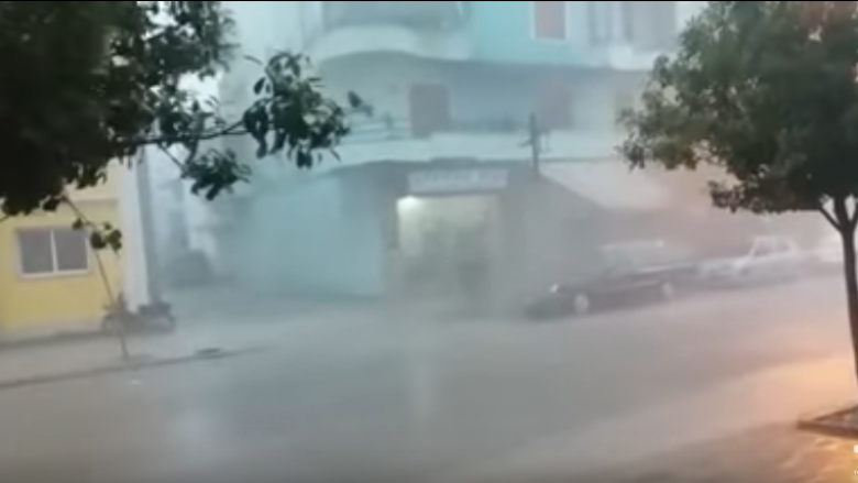 Berati përfshihet nga stuhia (Video)