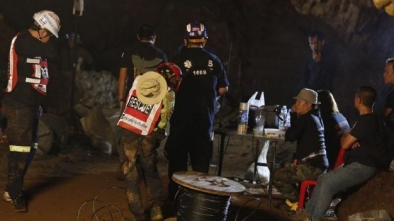 Shpëtohen të gjithë futbollistët e bllokuar në një shpellë në Tajlandë