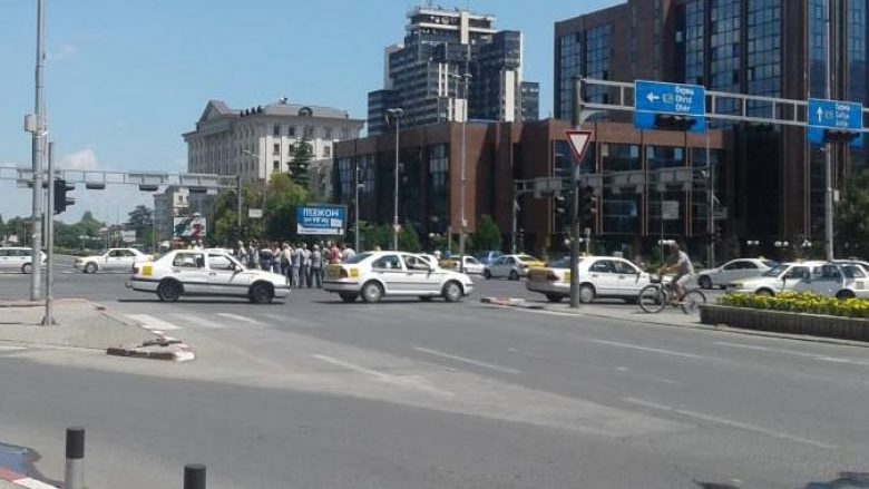Shkup, taksistët bllokojnë udhëkryqin tek gjykatat