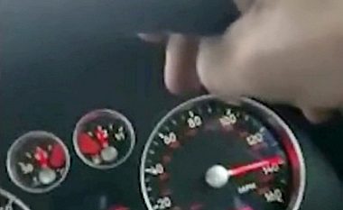 Filmon veten duke vozitur me 225 kilometra në orë pa e mbajtur me duar timonin, arrestohet nga policia angleze – akuzohet edhe për një vepër tjetër (Video)