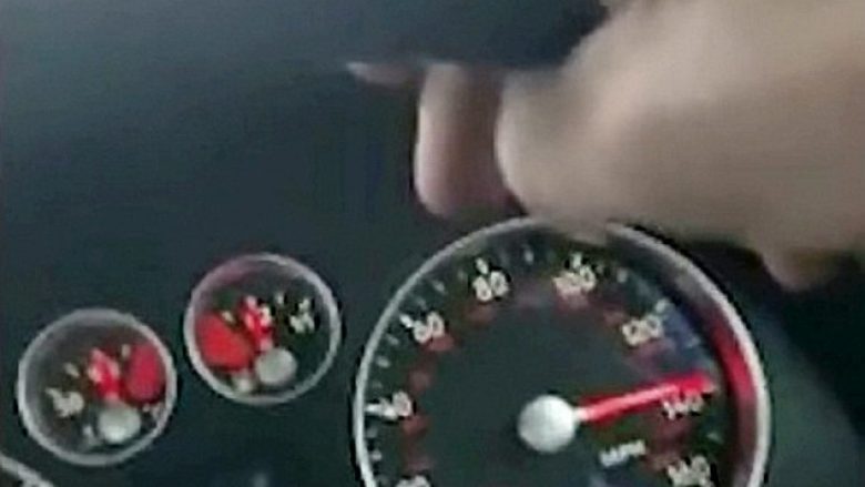 Filmon veten duke vozitur me 225 kilometra në orë pa e mbajtur me duar timonin, arrestohet nga policia angleze – akuzohet edhe për një vepër tjetër (Video)