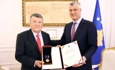 Thaçi dekoron me Medalje Presidenciale familjen shqiptaro-amerikane