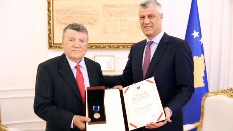 Thaçi dekoron me Medalje Presidenciale familjen shqiptaro-amerikane