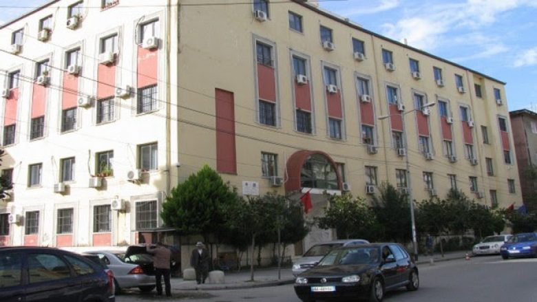Arrestohet polici në Durrës, merrte ryshfet në emër të gjyqtarëve