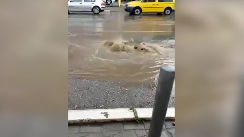 “Kundërmon” Prishtina, shpërthejnë ujërat e zeza pas reshjeve të shiut (Video)