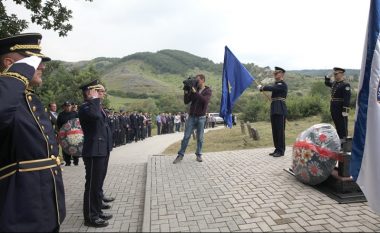 Policia nderon Enver Zymberin në 7 vjetorin e rënies