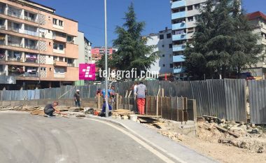 Vazhdojnë punimet në ndërtimin e murit tek ura në veri të Mitrovicës (Video)