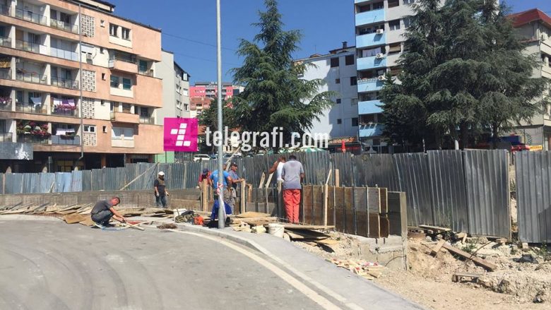 Vazhdojnë punimet në ndërtimin e murit tek ura në veri të Mitrovicës (Video)