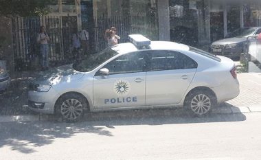 Prishtinë, vetura e policisë e parkuar në trotuar (Foto)