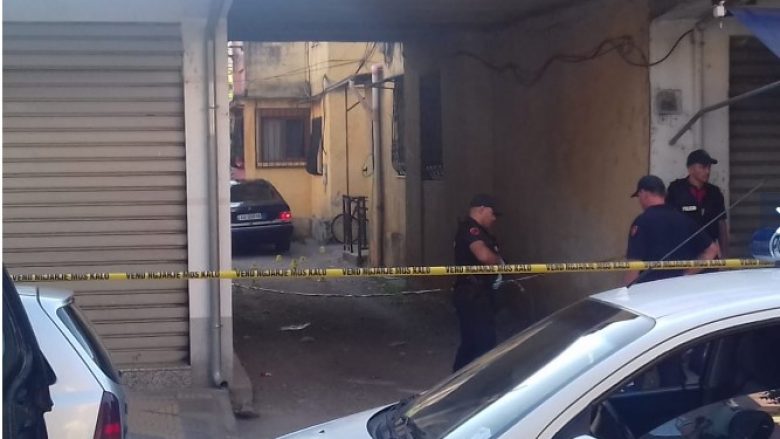 Në Shkodër, burrë e grua vriten në makinë