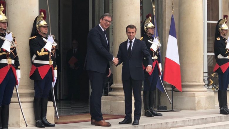 Vuçiq e Macron, takim për një orë “në katër sy”, diskutojnë edhe për dialogun me Prishtinën