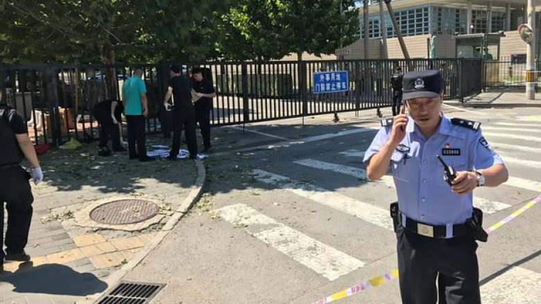 Shpërthimi pranë ambasadës amerikane në Pekin, policia jep detajet (Foto/Video)