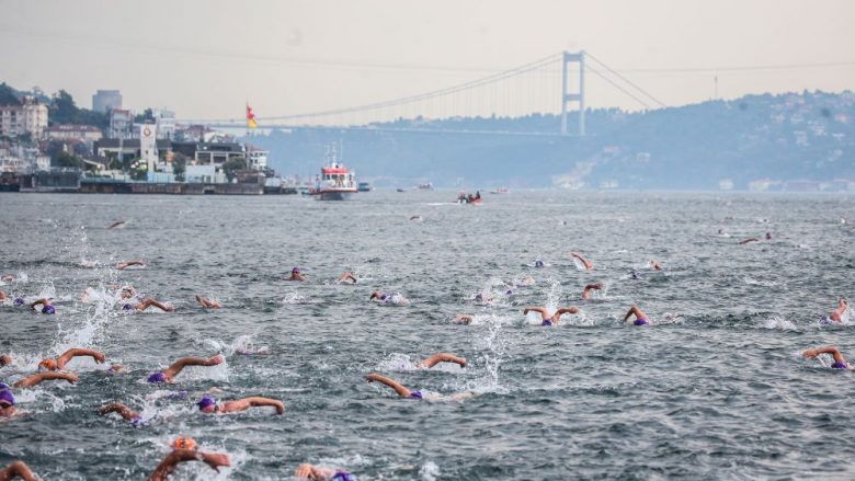 Mijëra notarë përshkuan Bosforin nga Azia në Evropë