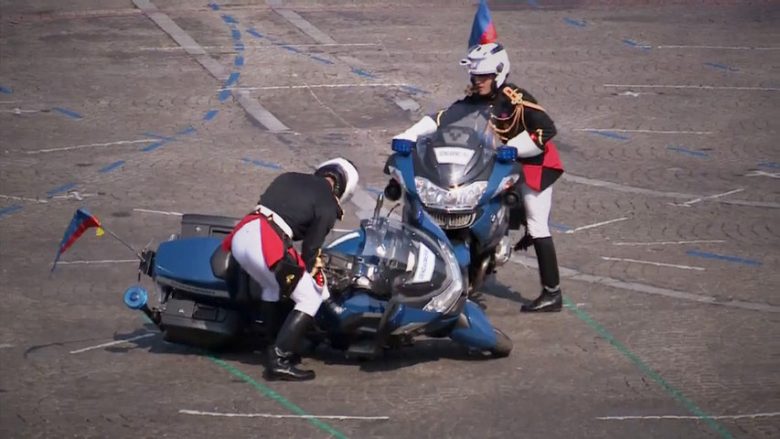 Përplasje me motoçikleta ndërmjet dy policëve gjatë paradës, dëshmitar edhe presidenti francez (Video)