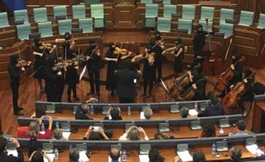 Pas debateve politike, në Kuvendin e Kosovës performancë artistike