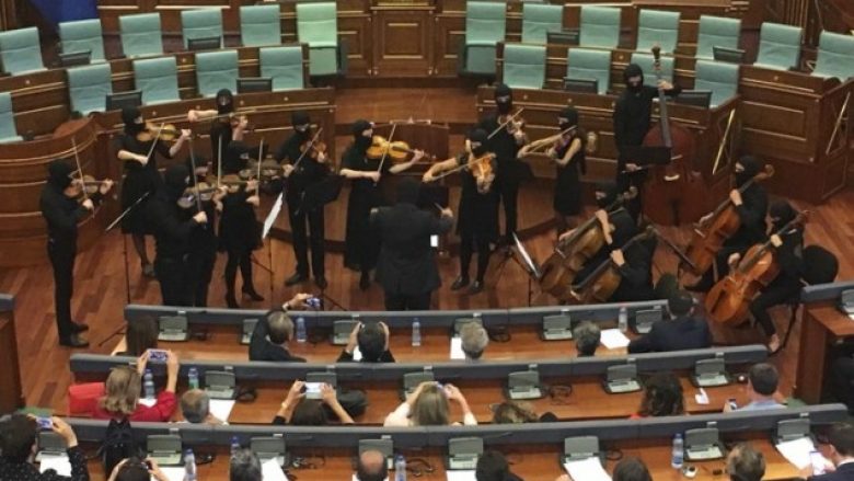 Pas debateve politike, në Kuvendin e Kosovës performancë artistike