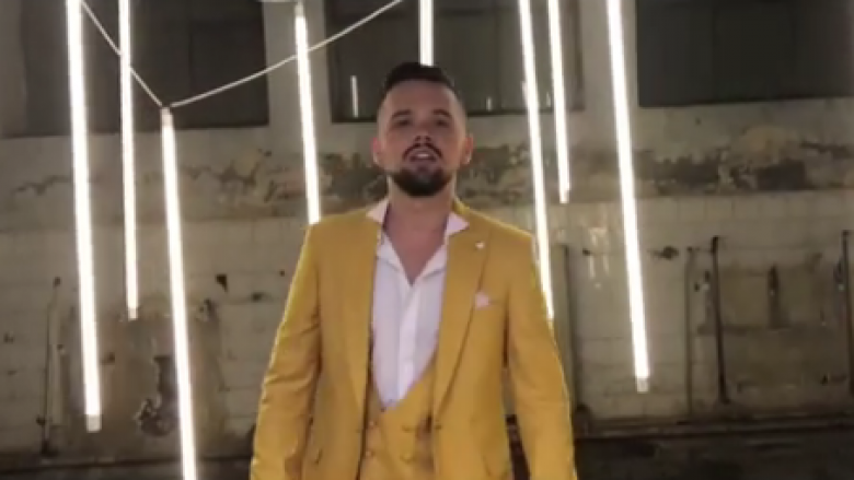 Yll Limani publikon një pjesë të videos së veçantë të baladës së re