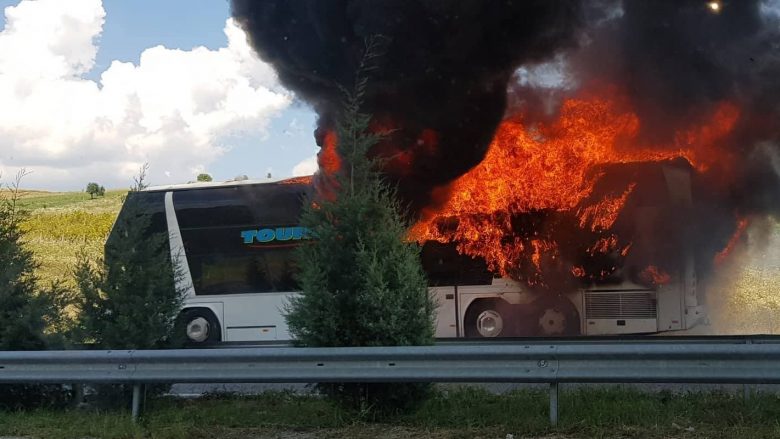 Në rrugën Saraj-Vizbeg digjet një autobus turistik (Foto)