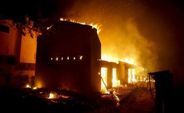 Në Katradiq të Pejës një shtëpi përfshihet nga zjarri