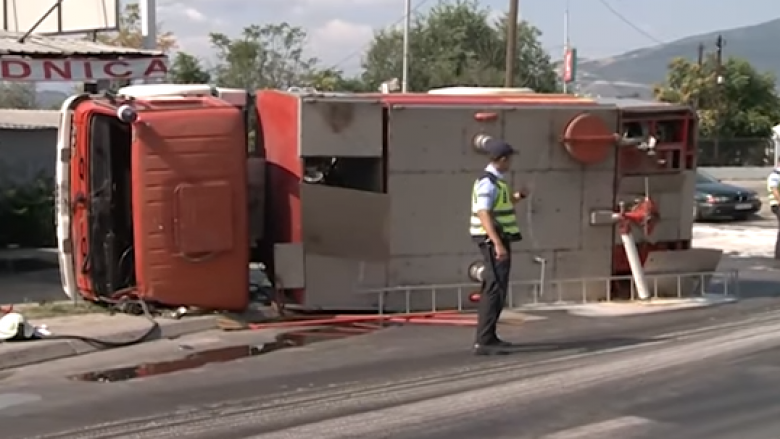 Përmbyset makina e zjarrfikësve në Shkup, lëndohen tre zjarrfikës (Video)